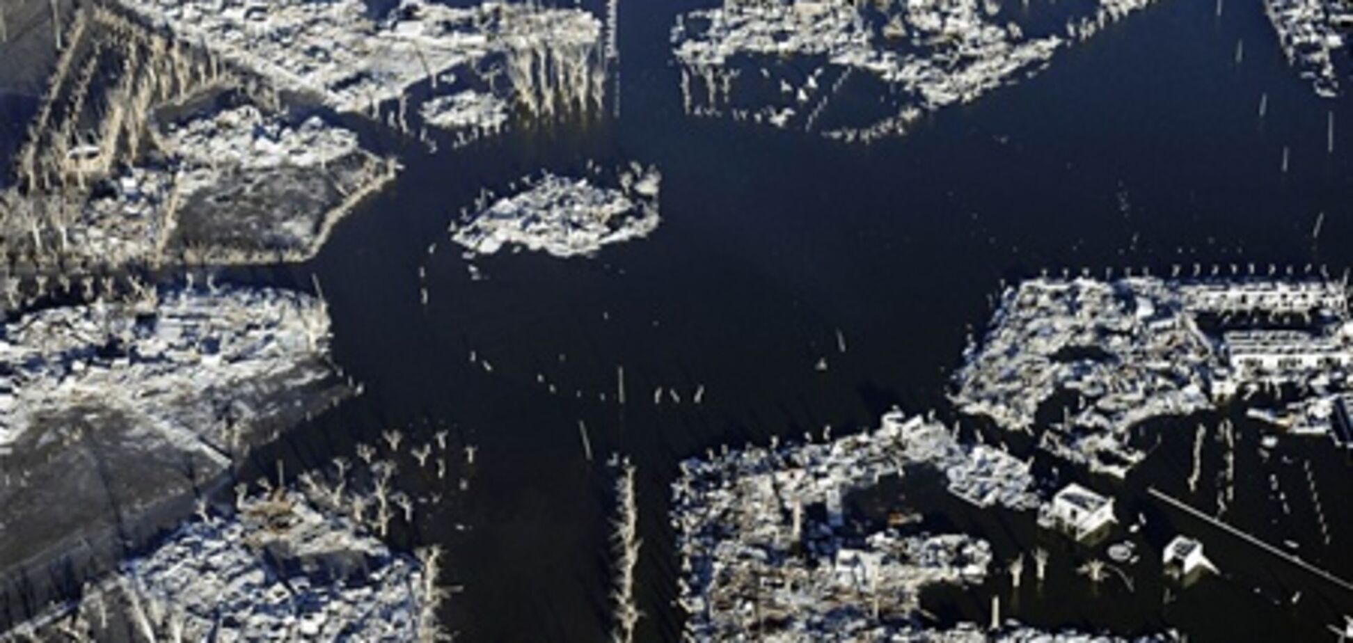 Таинственный город-призрак поднимается из воды