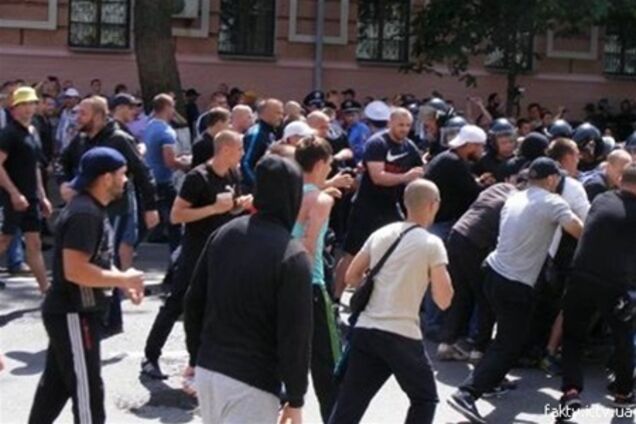 В Интернете появилось видео массовой драки в Киеве