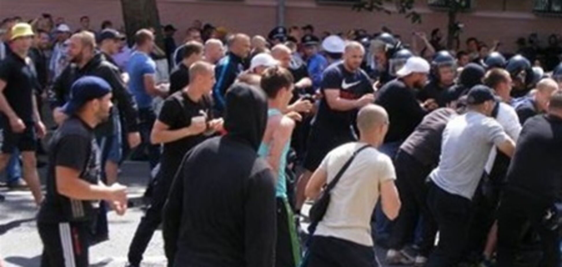 В Интернете появилось видео массовой драки в Киеве