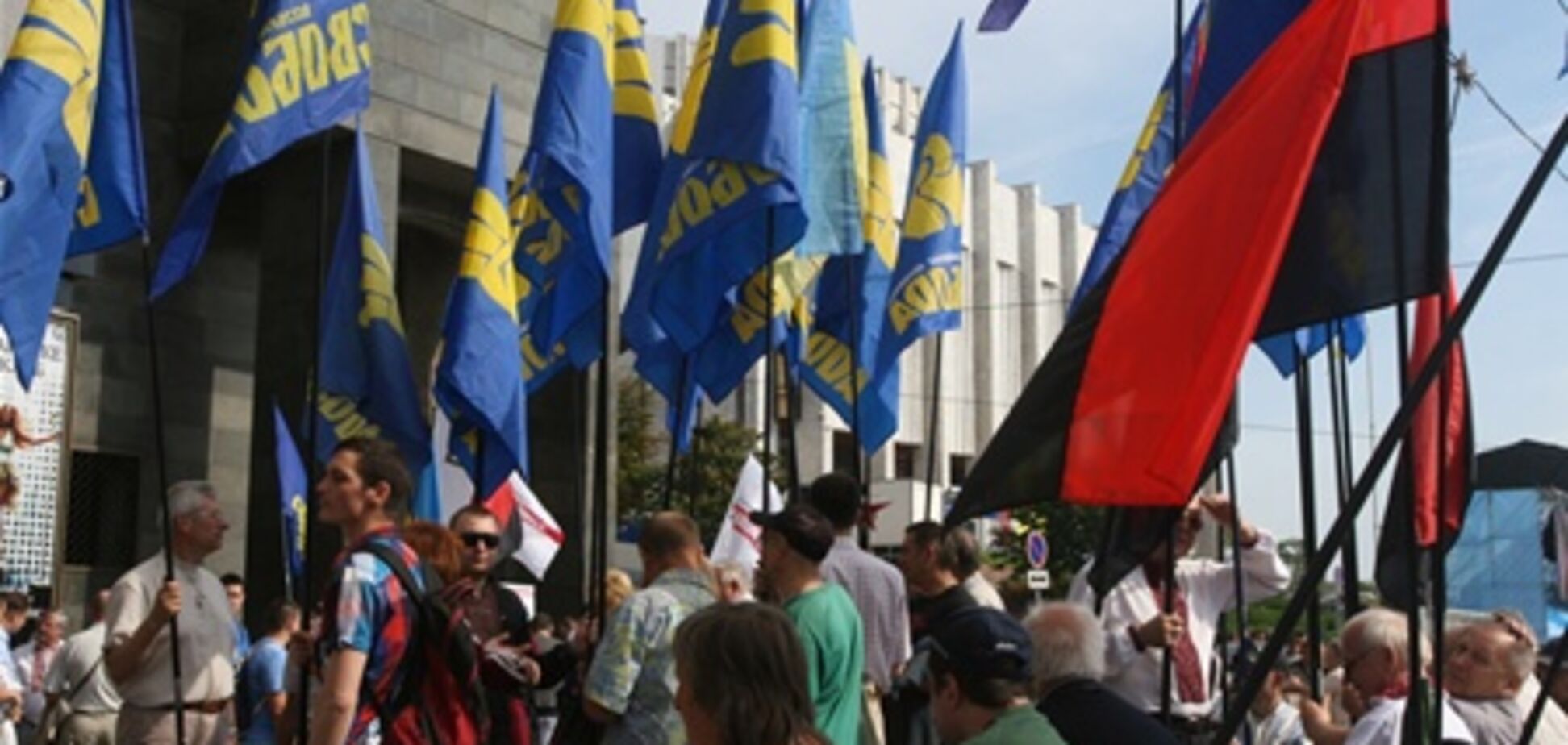 У центрі Києва збираються прихильники ПР і опозиції