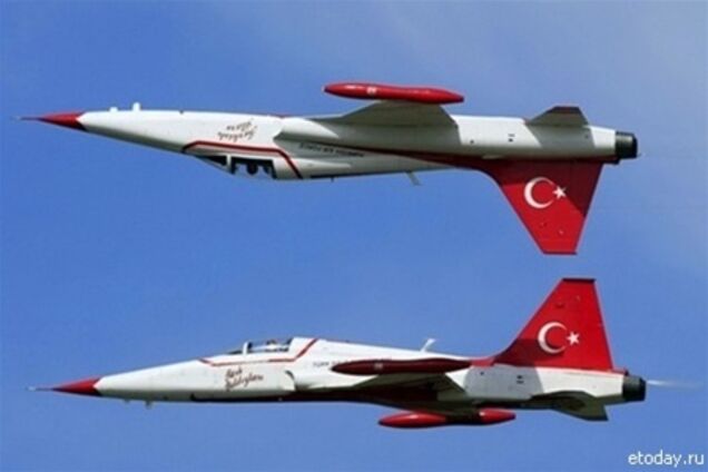 В Турции самолет разбился на авиашоу