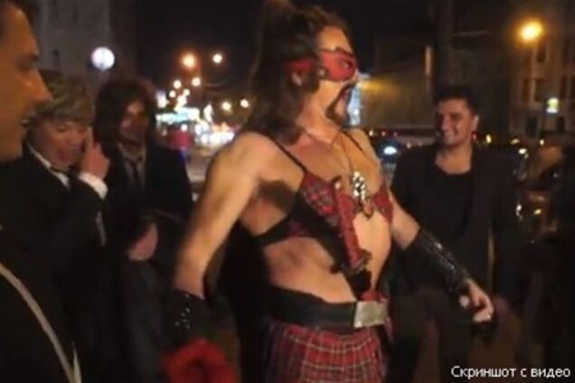 Джигурда прошелся по Арбату в лифчике, проиграв спор по Евровидению