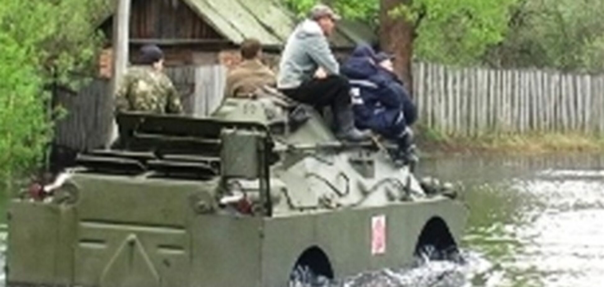 На Чернігівщині через розлив Дніпра по вулицях плавають бронеавтомобілі 