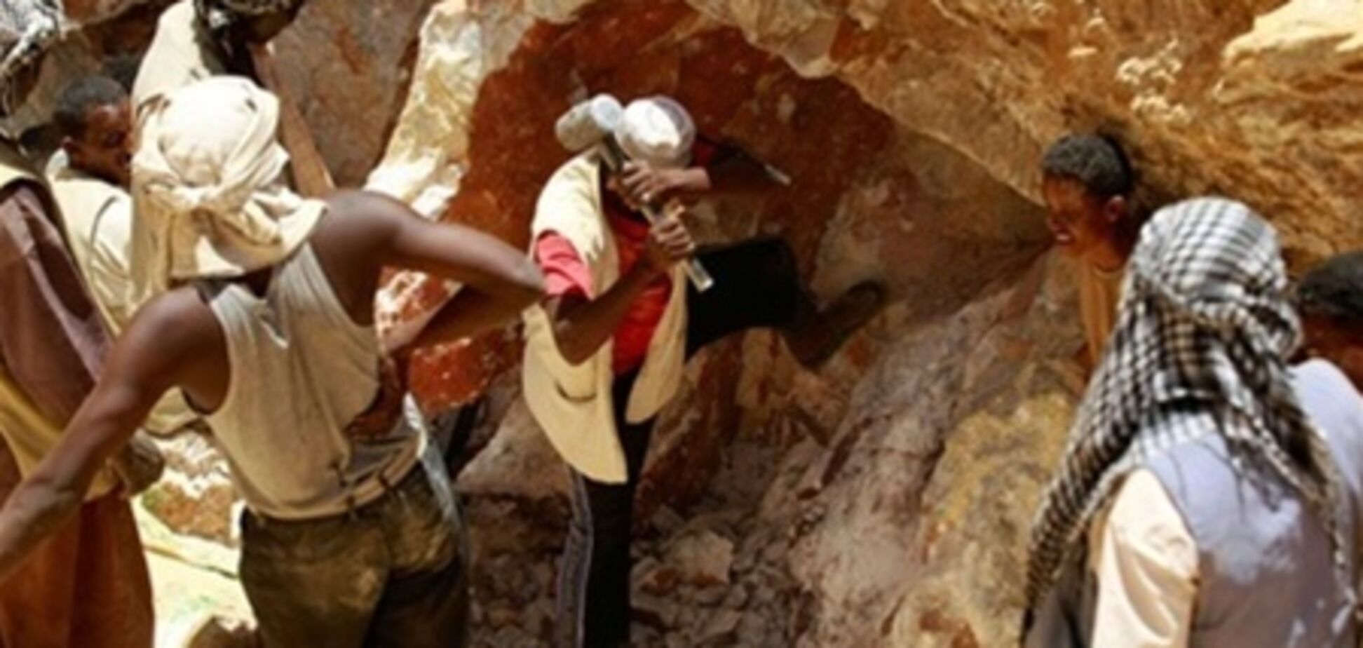 На золотодобувній шахті в Судані завалило 60 осіб