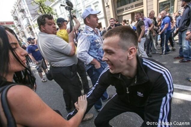 Свободівець викликаний на допит через побиття журналістки