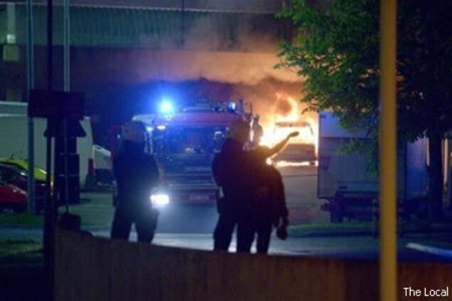 В Стокгольме во время беспорядков сожгли 100 авто