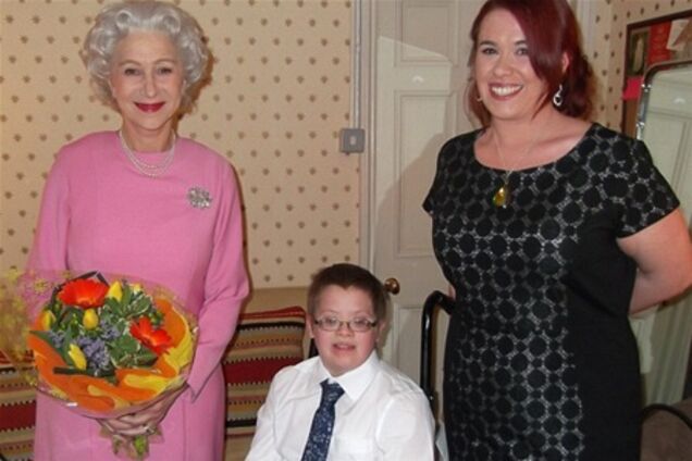 Хелен Миррен переоделась в королеву, чтобы исполнить желание умирающего ребенка. Фото