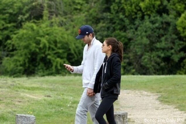 Катчер отвлекается от развода, гуляя с Кунис