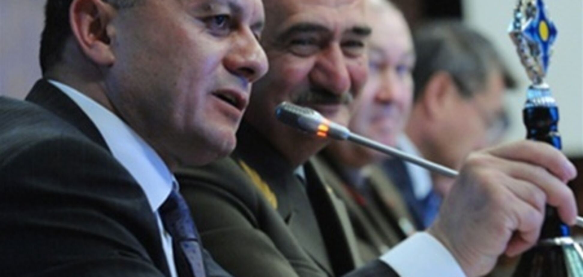 Вертолет министра обороны Армении обстреляли