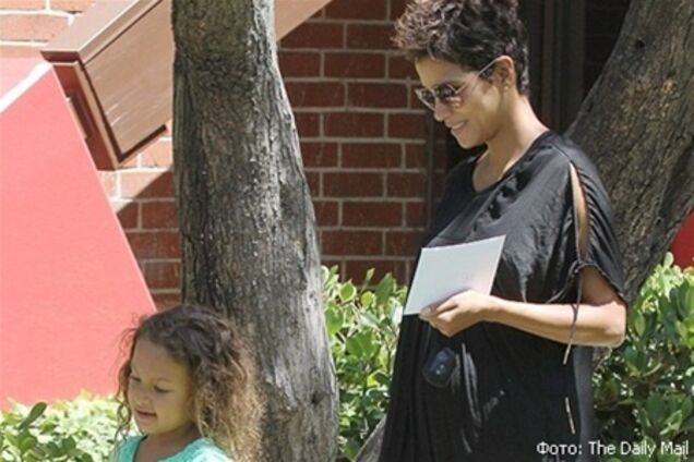 Холли Берри начала скупать товары для новорожденных