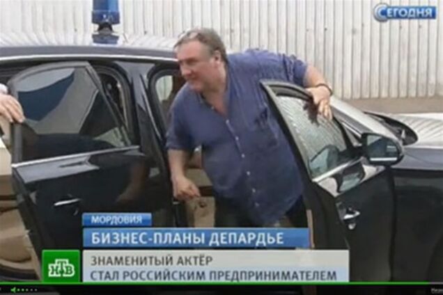 Блогеры возмущены: Депардье ездит по России с мигалками