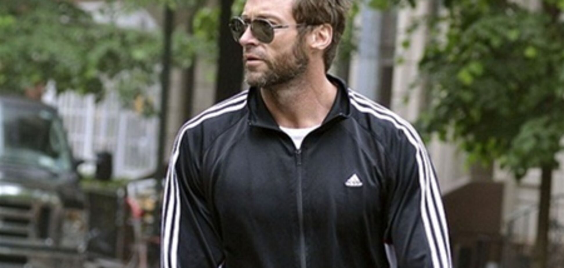 Суровый Хью Джекман рассекает на самокате