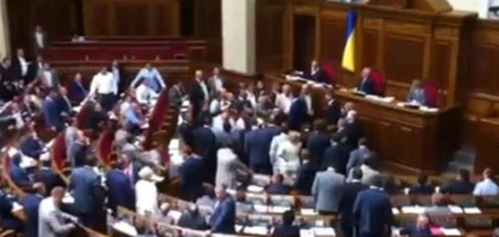 Оппозиция требует отставки главы МВД