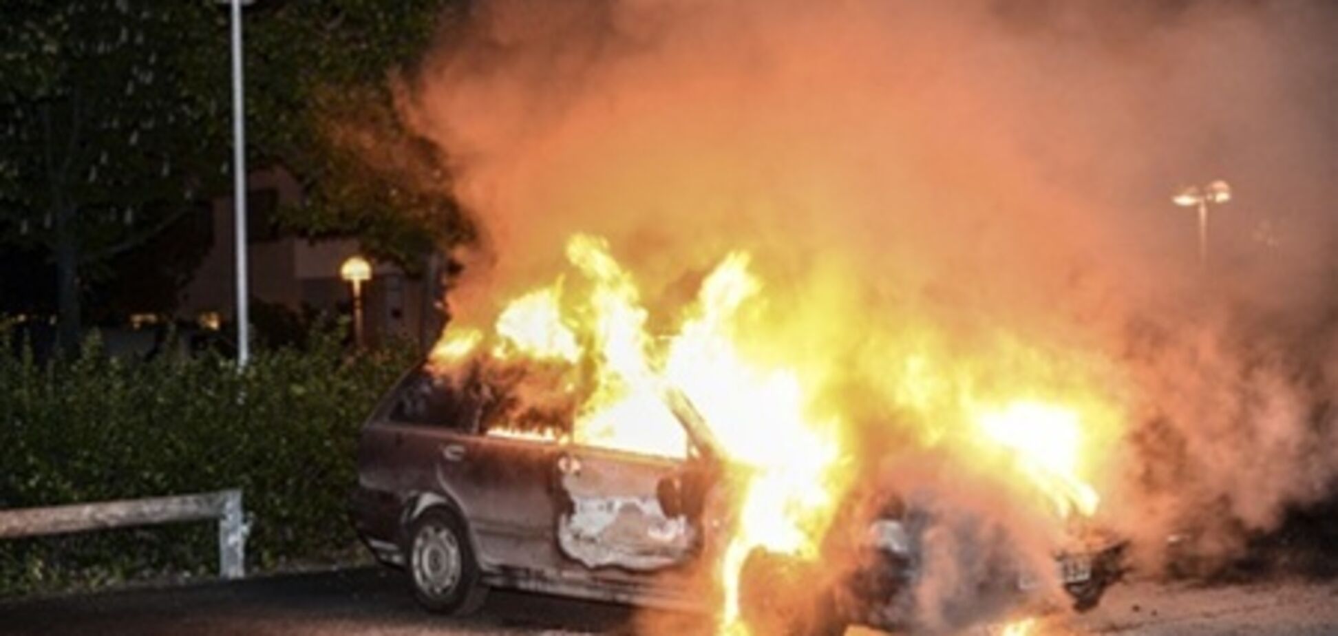 У Стокгольмі третю ніч не припиняються масові заворушення