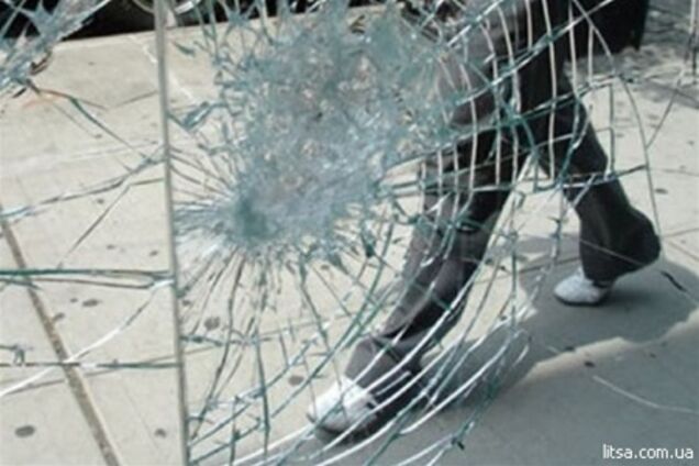 Пьяный мужик разбил двери банка, подумав, что жена не пускает домой