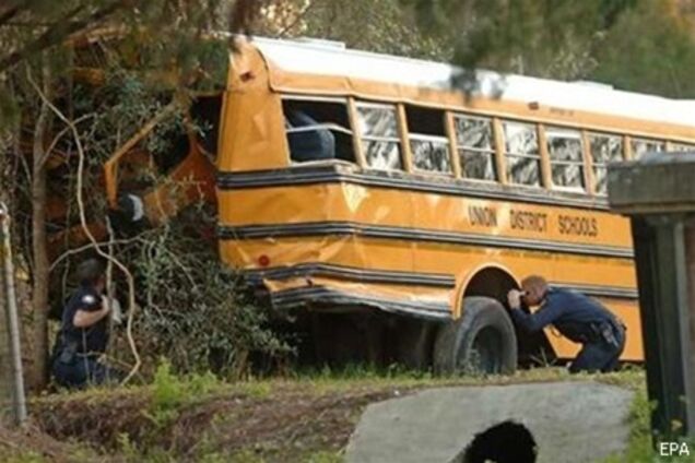 В США столкнулись автобус и легковушка: десятки пострадавших