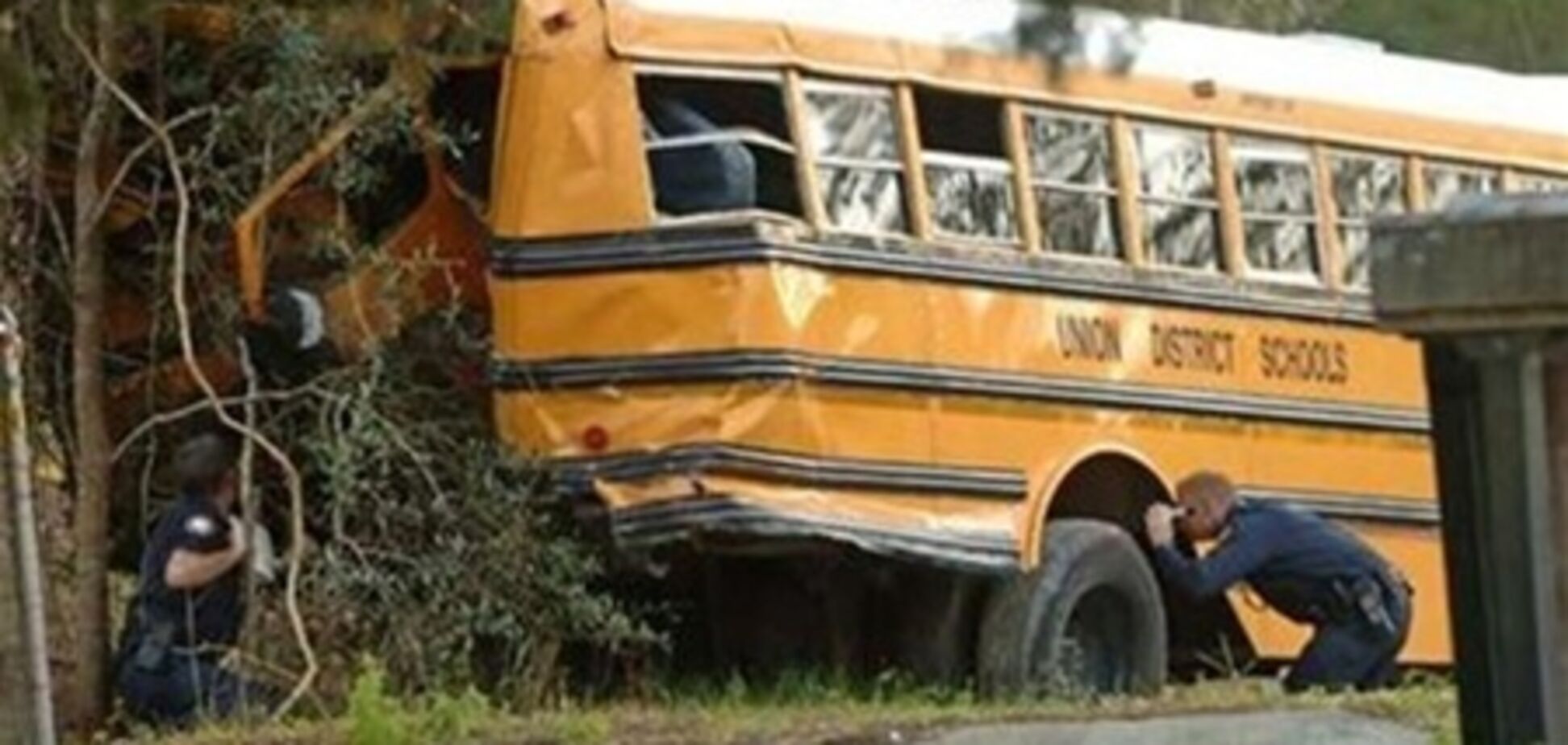 В США столкнулись автобус и легковушка: десятки пострадавших