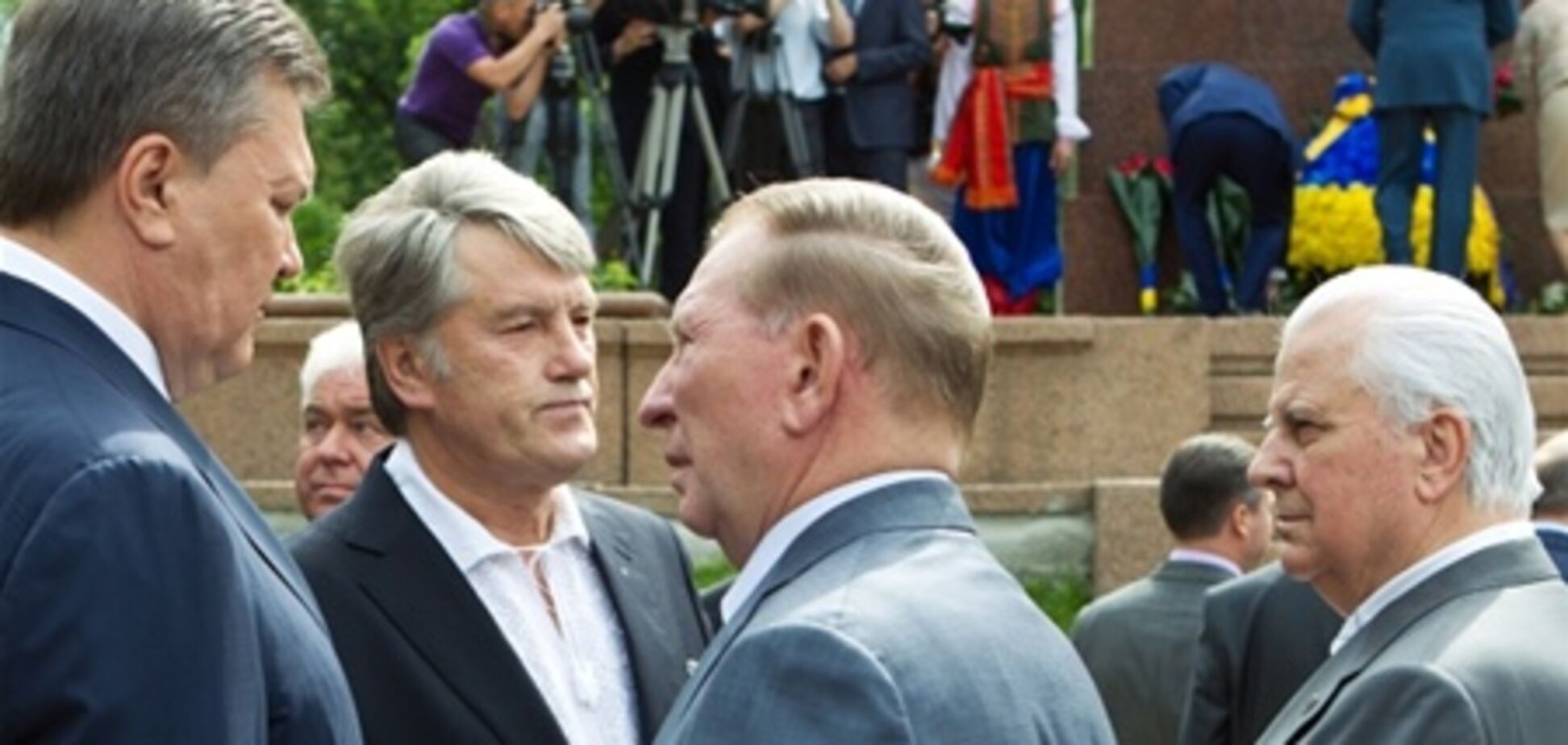 Президенти України поклали квіти до пам'ятника Шевченку