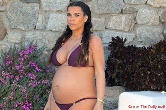 Беременная Ким Кардашян выставила на показ живот