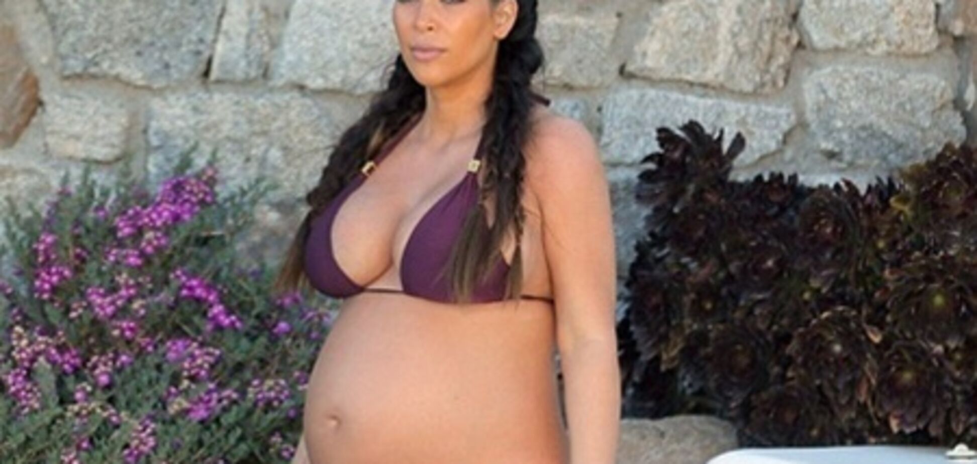 Беременная Ким Кардашян выставила на показ живот