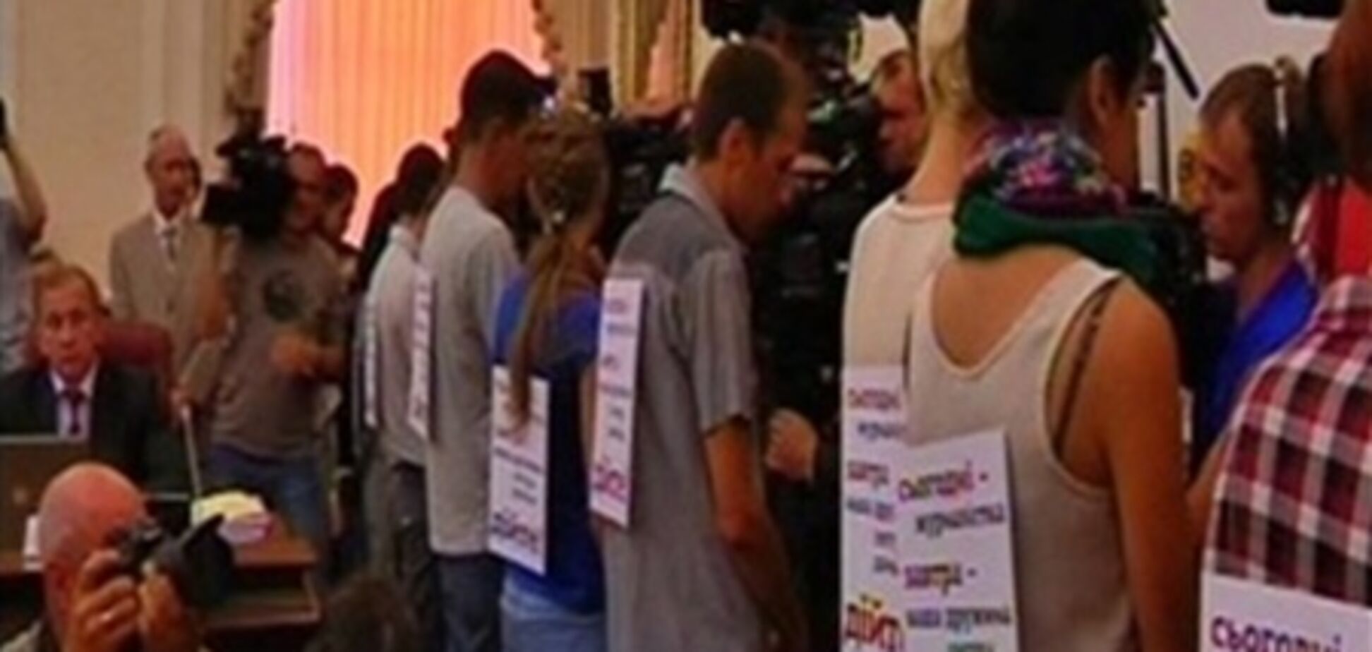 Кабмін позбавить акредитації журналістів, а не ЗМІ