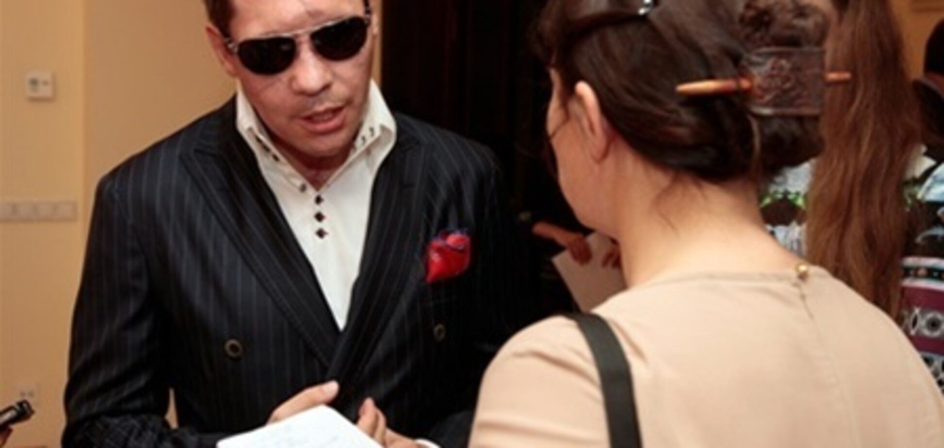 Пабат в черных очках вернулся к работе. Фото. Видео