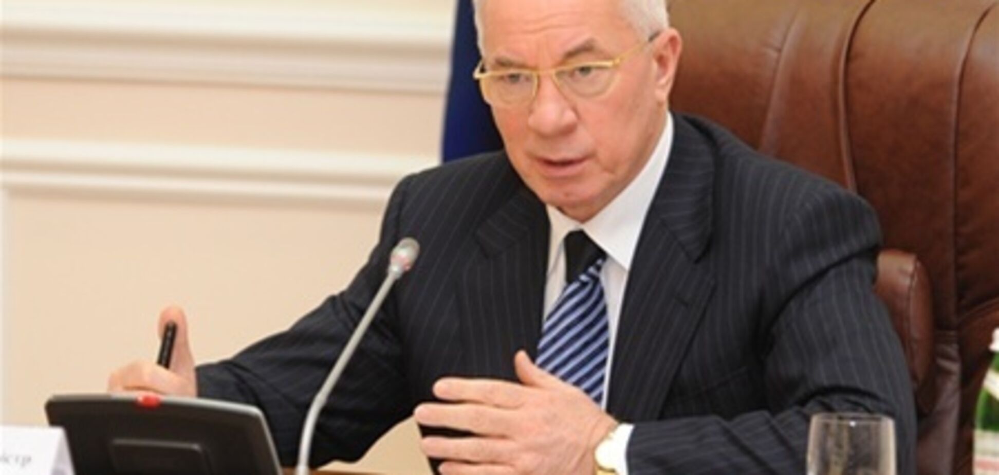 Азарова кличуть у Раду за інцидент з журналістами в Кабміні