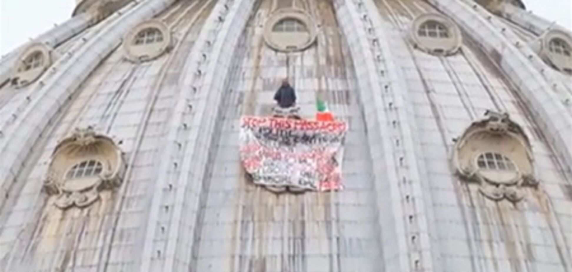 Італієць влаштував акцію протесту на даху базиліки Святого Петра