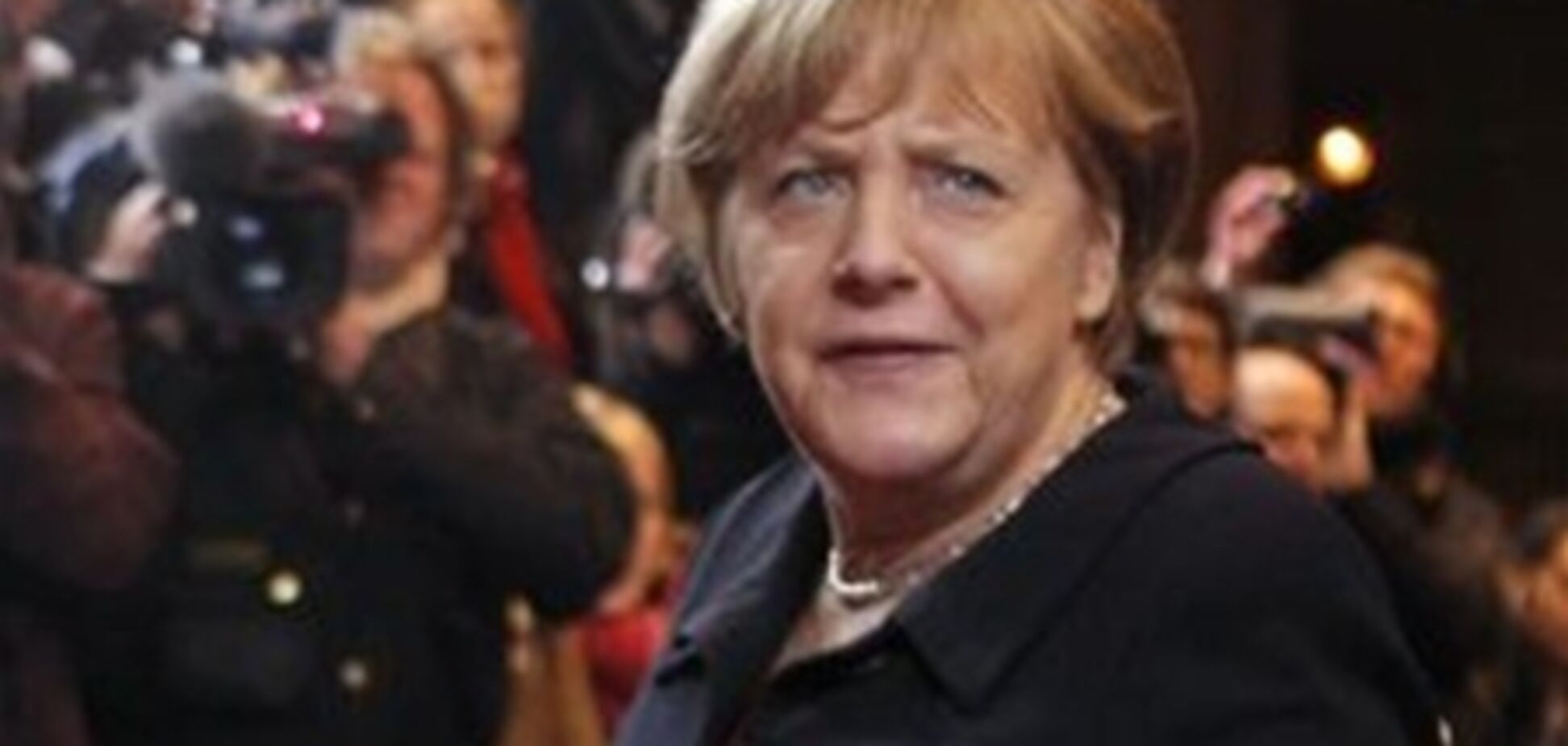 Через фото у військовій формі Меркель звинуватили у зв'язках з комуністами