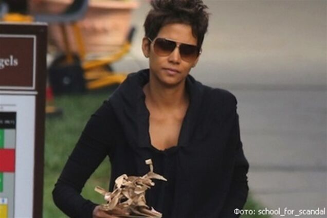 Холли Берри собирает поделки дочери