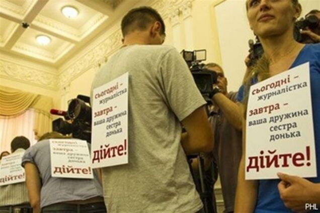 Азаров передумал лишать журналистов аккредитации