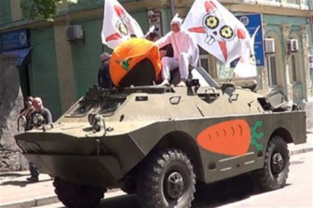 Опубликованы видео, как ГАИ 'защищает' людей от броневика с морковкой