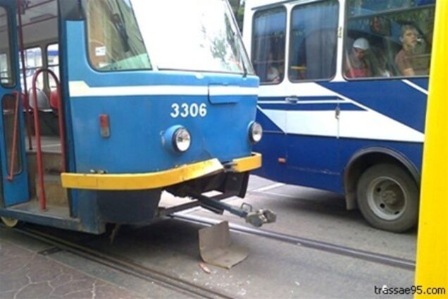 В Одессе трамвай въехал в маршрутку: есть раненые