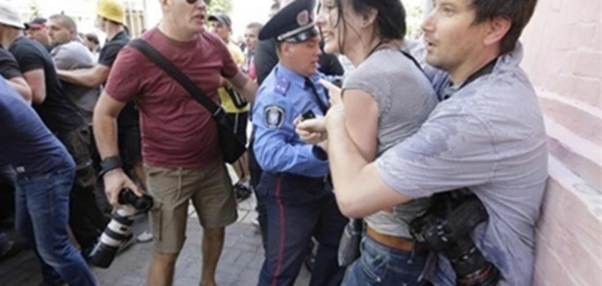 Глава ГУ МВД: милиционеров, не защитивших журналистов 18 мая, накажут