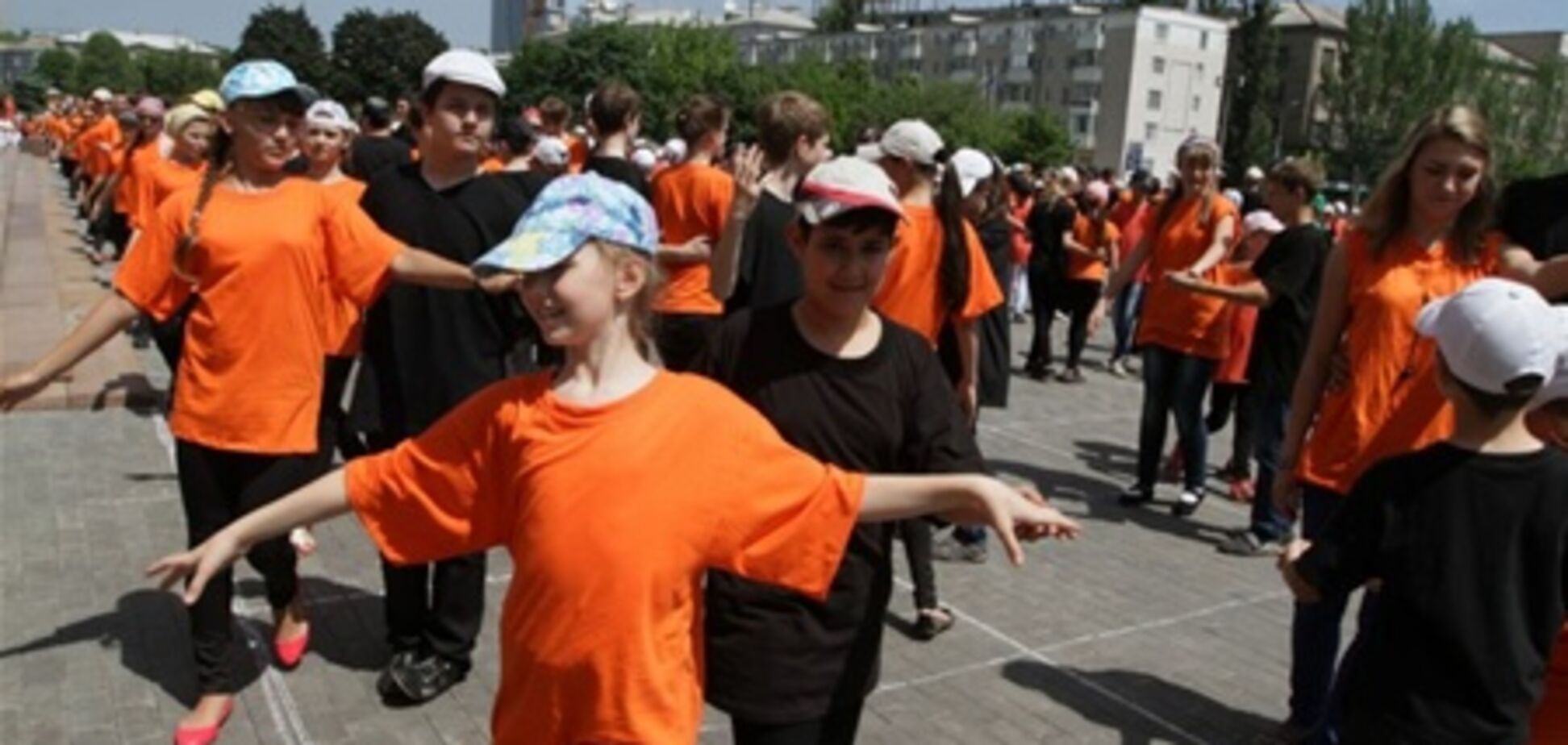 В центре Донецка 1600 человек танцевали кадриль