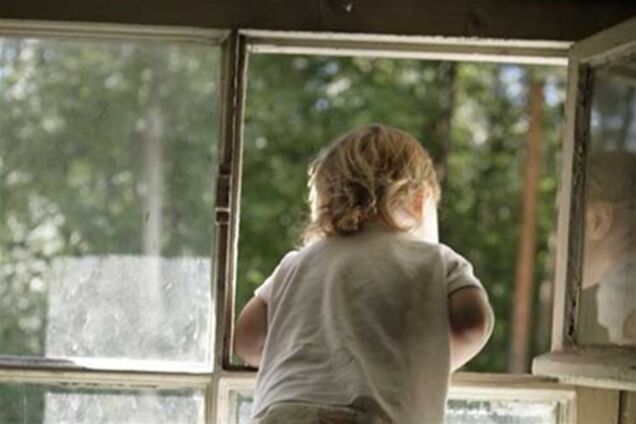 У Греції дитина впала в руки перехожому з п'ятого поверху