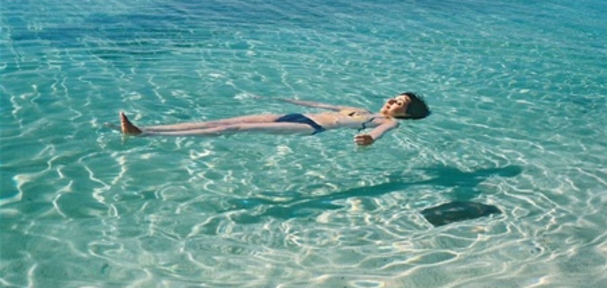 В Индонезии гигантский крокодил решил позагорать с туристами