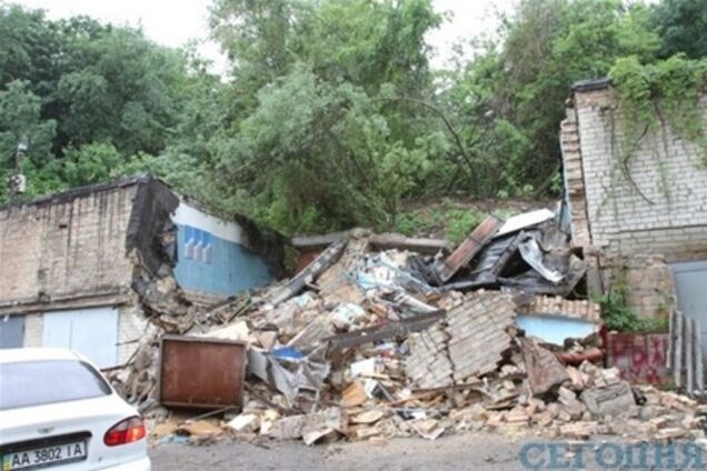 Оползень в Киеве разрушил более десятка гаражей