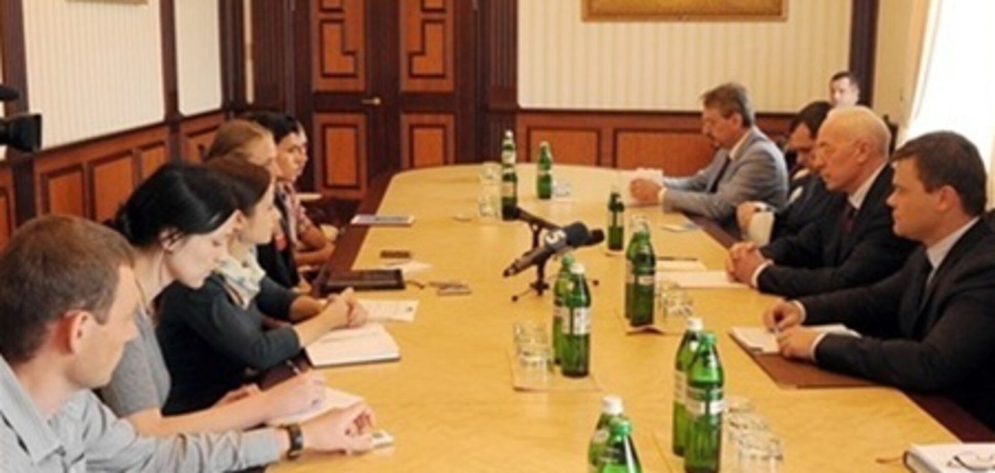 Азаров попросив журналістів не повторювати акції