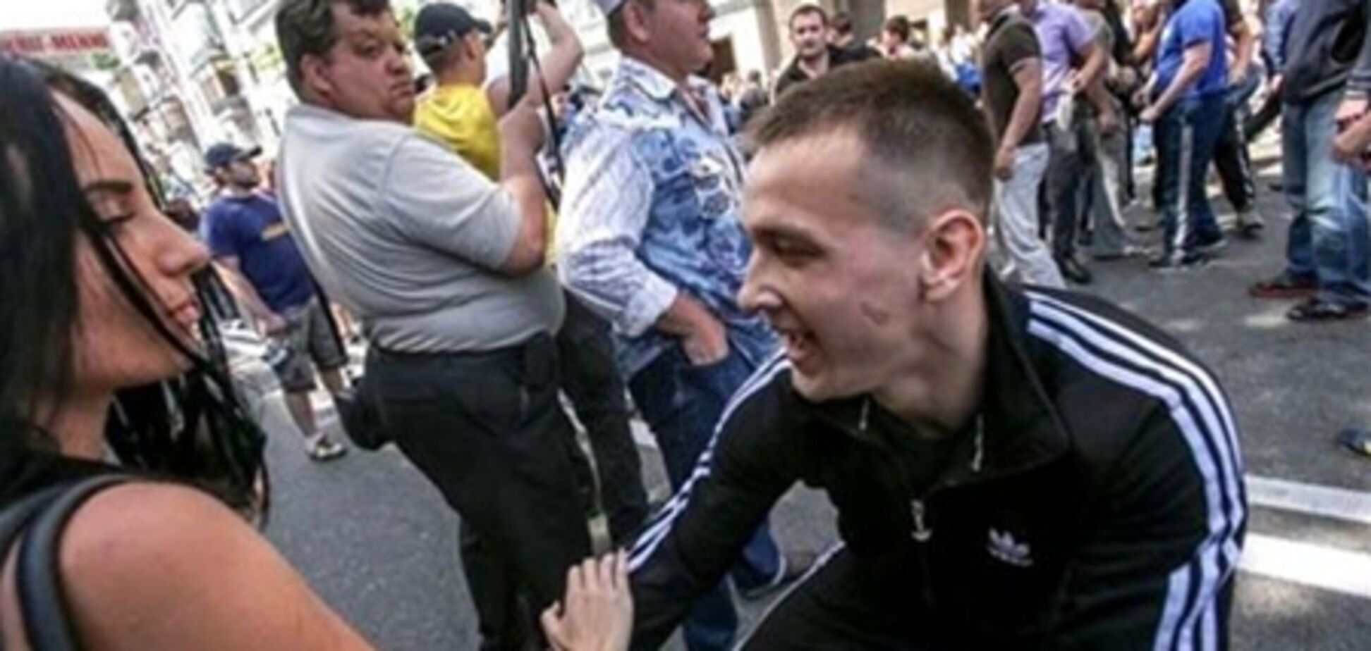 Захарченко просит не политизировать избиение журналистов в Киеве