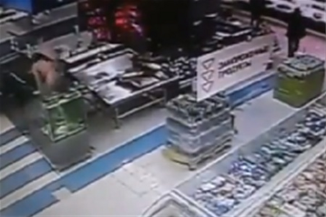 В Кривом Роге голый посетитель супермаркета нырнул в аквариум