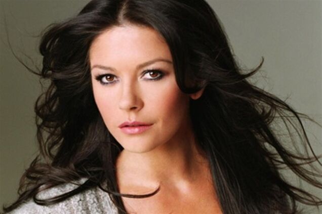 Кэтрин Зета-Джонс в вязаном мини