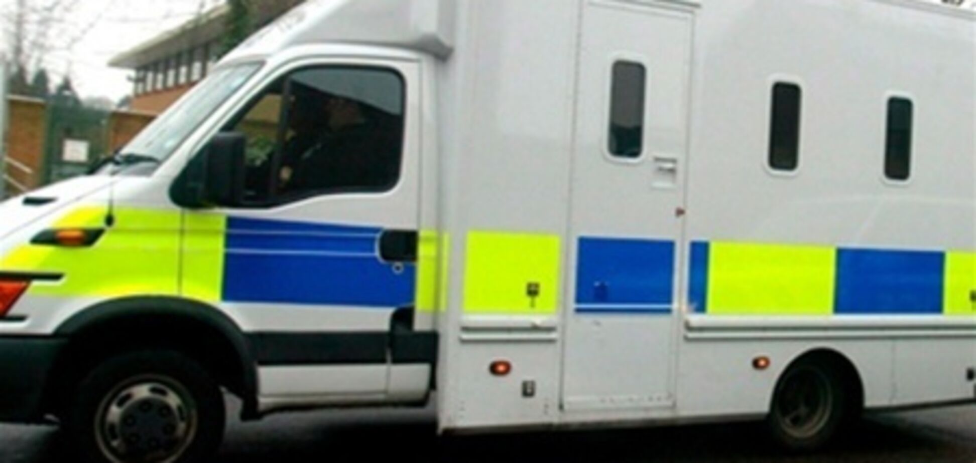 В Великобритании столкнулись фургоны с заключенными