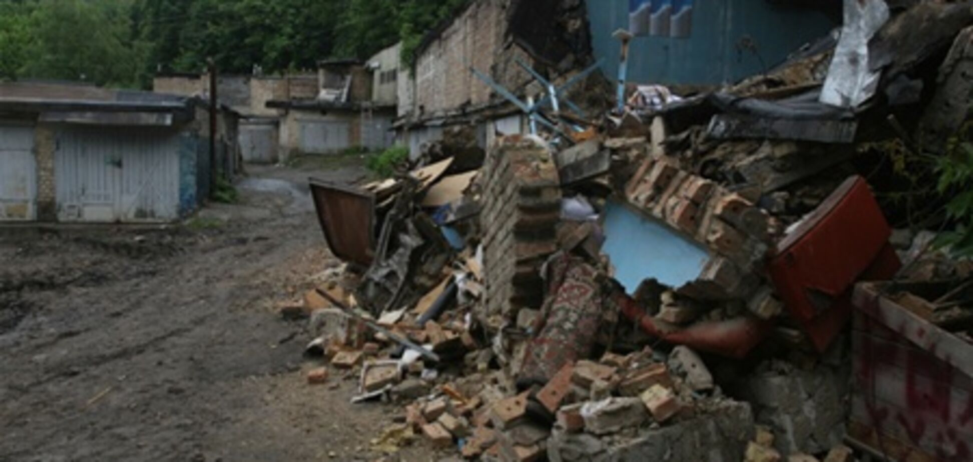 Из-за оползня киевляне остались без дорогих гаражей