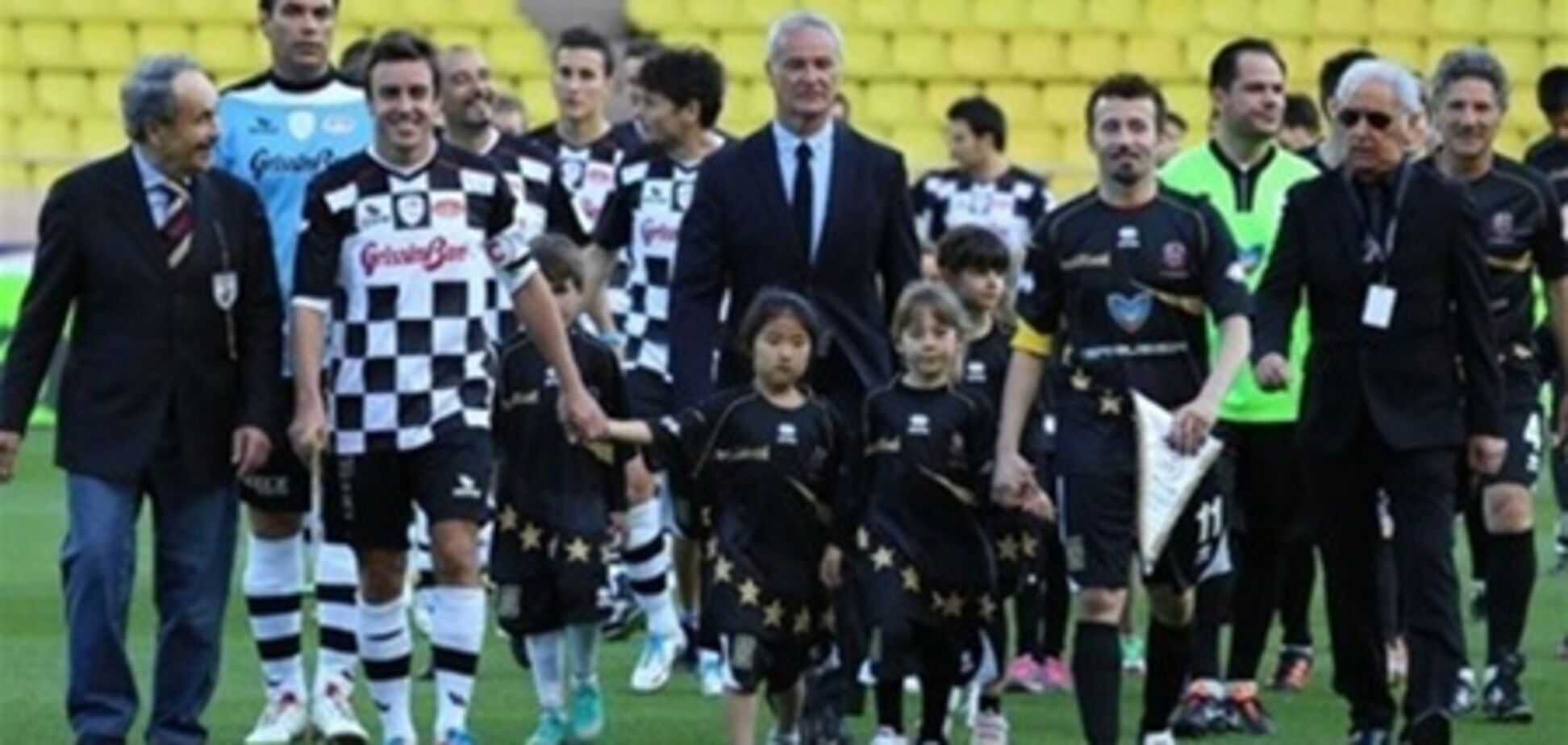 Пилоты Формулы-1 проиграли на футбольном поле