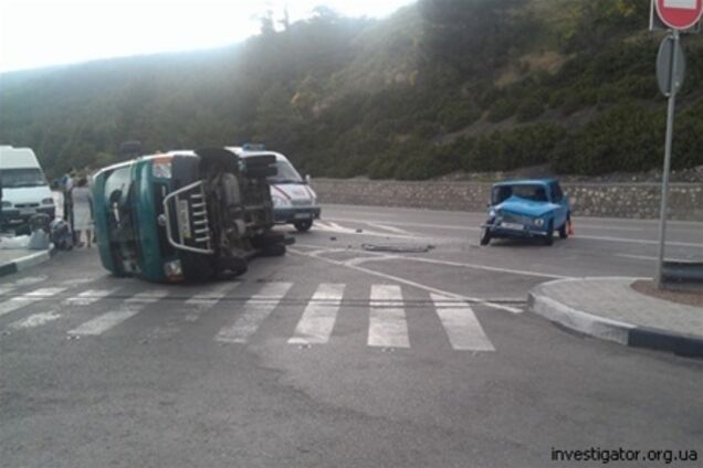 В Крыму перевернулся автобус с детьми
