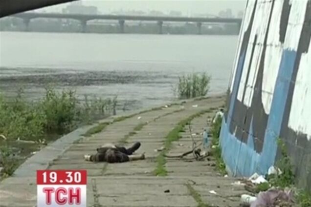 Киевлян в метро полдня пугал труп утопленника