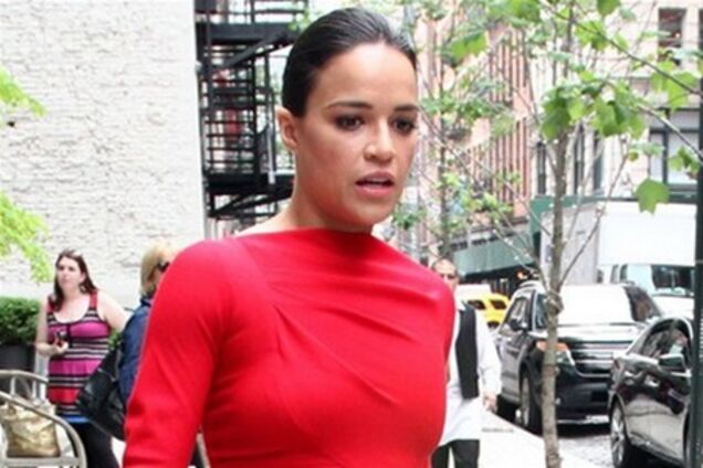 Мускулистая Мишель Родригес в обтягивающем красном платье