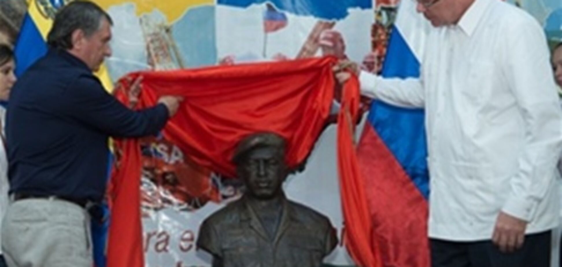 Путин подарил президенту Венесуэлы бюст Чавеса