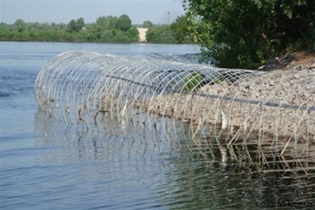 В Киеве часть Днепра оградили колючей проволокой